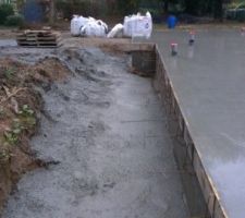 Erreur du maçon qui a préféré vider le surplus de béton sur les cotés de la maison. Le constructeur a du faire revenir le terrassier pour modifier les dégâts (l'eau risquait de stagner sur les fondations, de s'infiltrer...)