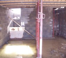 Photo prise du chassis face escalier;avec beaucoup vu les intemp&eacute;ris qu'il y avez.