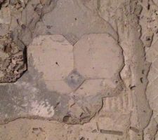 LEs jolis carreaux de ciments qui ont &eacute;t&eacute; ensevelis sous un ragr&eacute;age et une &eacute;paisse couche de colle :(