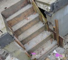 Le constructeur logis familial devait finir mon escalier et voilà comment il a laisser le chantier!!! impossible de les joindre ils s'enfoutent!