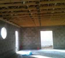 Et voilà la fameuse charpente qui s'appuie sur le mur!!!