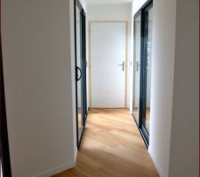 Coursive avec double baie menant au garage