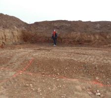 On peut voir sur cette photo le d&eacute;caissement fait par notre terrassier &agrave; l'arri&egrave;re de notre maison. Le d&eacute;nivel&eacute; fait que nous sommes bien enterr&eacute; ( 400m3 de terre enlev&eacute;s)