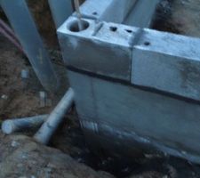 On peut voir ici les travaux suppl&eacute;mentaires (en b&eacute;ton arm&eacute;) qui ont &eacute;t&eacute; n&eacute;cessaires pour compenser l'erreur du lotisseur