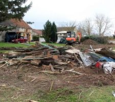 Les restes de la cabane après le passage de la machine
