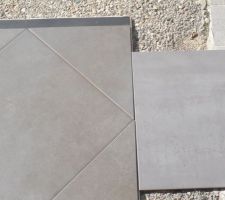 Se sera le carrelage de gauche antracite avec des reflets couleur tole