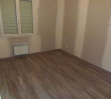 La chambre de la petite puce. Parquet posé,pour les peintures ca attendra on n est pas encore décidé pour la couleur