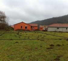 Et voila chose promis chose due c'est parti pour plusieurs mois de construction. aujourd'hui piquetage du terrain. le temps n'est pas de notre coté puisqu'il pleut en début de journée pour terminer sous un beau manteau neigeux. ils vont s'amuser pour débuter le terrassement !