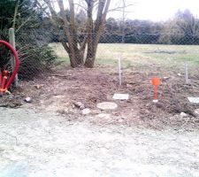 C&ocirc;t&eacute; droit de la fa&ccedil;ade , on y voit le compteur d'eau (couvercle rectangulaire vert), le tout &agrave; l'&eacute;gout (couvercle rond en fonte) , la gaine rouge pour EDF en attente du compteur.