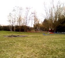 A gauche le terrain n&deg;1, &agrave; droite l&agrave; on l'on voit les tuyaux , le notre.