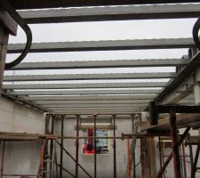 Mise en place des poutrelles pour la dalle de l'&eacute;tage