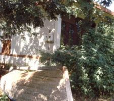Première photo de la maison abandonnée construite il y a une trentaine d'années qui s'intègrera dans le projet