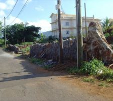 Quelque rochers de 1 à 3 tonnes dans le mur