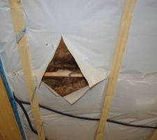 A nouveau, un coup de cutter maladroit a d&eacute;chir&eacute; la b&acirc;che d'&eacute;tanch&eacute;it&eacute;. Personne n'&eacute;tant coupable, je r&eacute;pare...