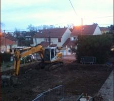Début du terrassement le 4 février 2013.
La grande aventure commence enfin.

1ère étape : retirer les haies, les souches, les arbustes et mettre de côté la bonne terre.