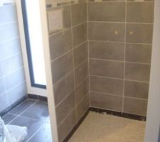 Coulage des joints sur galets de la douche du bas.