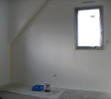 Pr&eacute;paration mur de couleur d' une chmabre en haut