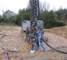 Branchement du tuyau pour injecter le béton