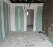 Garage avec la porte au fond donnant sur le cellier.