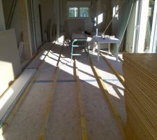 Pose du deuxi&egrave;me plancher pour rattraper le niveau des portes et des fen&ecirc;tres ainsi que pour cr&eacute;er un vide technique dans le sol