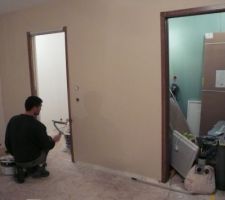 Peinture : couleur sable sur les mur, chocolat sur les boiserie (et le mur "tete de lit" sera chocolat aussi)