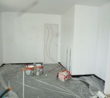 La cuisine a ses deux couches de peinture