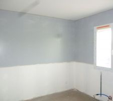 Le gris est mis dans notre chambre. Le bas sera violet