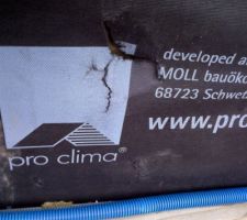 Pare pluie d&eacute;chir&eacute; &agrave; divers endroit