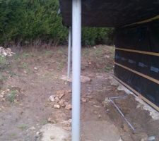Poteau du fond qui soutien le container du dessus pas droit du tout !