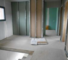 Vue sur la mezzanine bureau de madame, au fond: salle de bain enfant et a droite entr&eacute;es des deux chambres enfant.