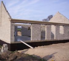 La maison vu de coté , le coté garage , en limite séparative de la parcelle .