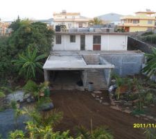 La terrasse au dessus du garage prolonge l'ancienne maison. A droite la réserve pour la piscine hors sol à débordement