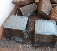 Moules pour tests de résistance du béton livré 
à conserver 28 jours dans l'eau avant l'envoi au labo.