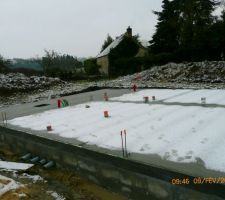 La dalle de béton est coulée.
Les maçons on du revenir hier aprés-midi.
Ils sont rapides et efficaces !