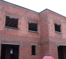 Pose des appuis de fen&ecirc;tres &agrave; l'&eacute;tage