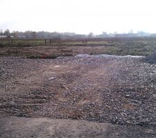 Chemin d?accès réalisé, décapage du terrain ainsi que l'implantation de la maison.