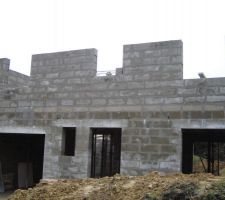 &eacute;l&eacute;vation des murs du 1er &eacute;tage on voit les trois ouvertures de la fen&ecirc;tre de la chambre de ma fille, au milieu celle de la salle de bain et &agrave; droite notre chambre en desous ouverture du garage, fen&ecirc;tre de l'escalier, la porte d'entr&eacute;e et la fen&ecirc;tre du salon