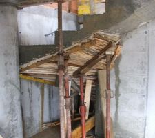 Démontage du coffrage de l'escalier garage/etage