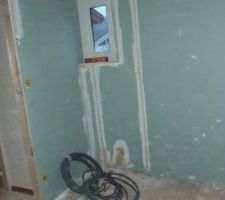 Le placo de la salle de bain commence