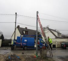 M. Orange fait le branchement téléphone et sur le poteau de l'autre coté de la rue c'est M. ERDF qui travaille
