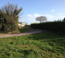 Future entr&eacute;e avec portail motoris&eacute; pr&eacute;vu