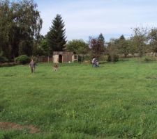 Notre terrain vu depuis l'entr&eacute;e du futur chemin