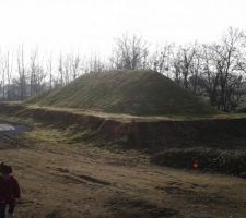 Terrain tel qu'il &eacute;tait lorsque nous l'avons d&eacute;couvert ! La terre v&eacute;g&eacute;tale venait du lotissement en construction en contrebas...