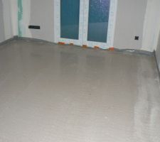 Une chambre, et encore de l'humidité sur les fenêtres!!