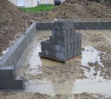 Les ma&ccedil;onc ont commenc&eacute; le vide sanitaire malgr&eacute; les conditions plut&ocirc;t humides ...