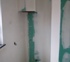 Finitions des cloisons, SDB du RDC, emplacement de la machine à laver et passe linge