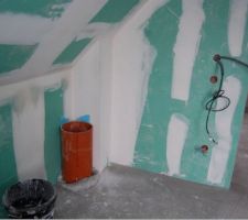 Finitions des cloisons, reste à habiller le passe linve dans la SDB de l'étage