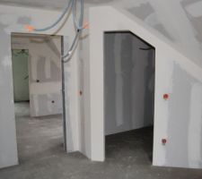 Finitions des cloisons, chambre parentale, entrée du dressing