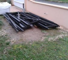 Livraison des poutrelles métalliques qui vont être utilisées pour renforcer la charpente.