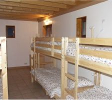 Chambre 7 places Montcineyre. 3 lits superposés et lit simple.